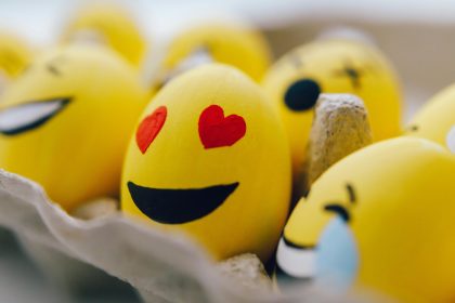 Ilustrasi emoji love putih