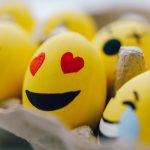 Ilustrasi makna emoji love hitam
